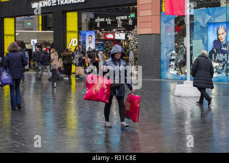 Liverpool, Merseyside. 21 novembre 2018. UK Weather: Wet, cold, blustery e overcast JD Sports, King of Trainers, come il quartiere al dettaglio della città si prepara per uno dei giorni più trafficati dell'anno, come il conto alla rovescia per le offerte di sconti Black Friday. Foto Stock