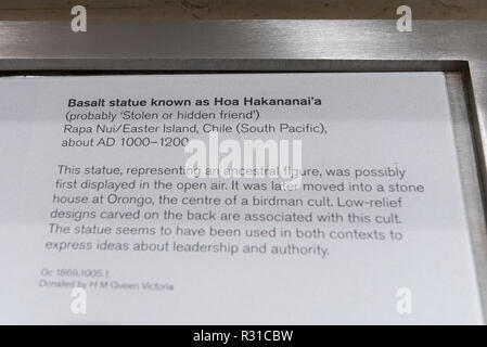 Londra, Regno Unito. Il 21 novembre 2018. Le informazioni di etichetta per la Hoa Hakananai'a ('rubate o nascosto Amico') presso il British Museum. I quattro-tonnellata statua, o "moai", uno dei centinaia originariamente presente sull'Isola di Pasqua, è stato sul display nel museo per 150 anni, dopo che essa è stata presa senza permesso nel 1868 dalla British naval capitano Richard Powell, e dato alla regina Victoria. Tarita Alarcon Rapu, il governatore dell'Isola di Pasqua, ha chiesto che la statua doveva essere restituito all'isola e per le popolazioni indigene, la Rapa Nui. Credito: Stephen Chung / Alamy Live News Foto Stock