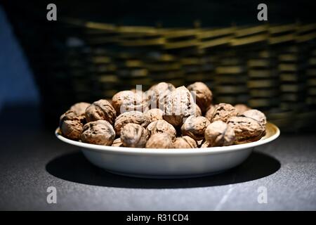 Frankfurt am Main, Germania. Xx Nov, 2018. Le noci in una ciotola, in Germania, città di Francoforte, 20. Novembre 2018. Credito: Frank può | in tutto il mondo di utilizzo/dpa/Alamy Live News Foto Stock