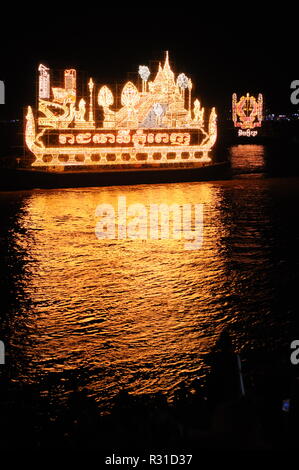 Phnom Penh Cambogia. 21 Novembre, 2018. Phnom Penh celebra Bon Om Touk, il cambogiano Festival dell'acqua, illuminato galleggianti, uno w/ nagas su entrambe le estremità, cast la loro riflessione sul Fiume Tonle Sap. © Kraig Lieb / Alamy Live News Foto Stock