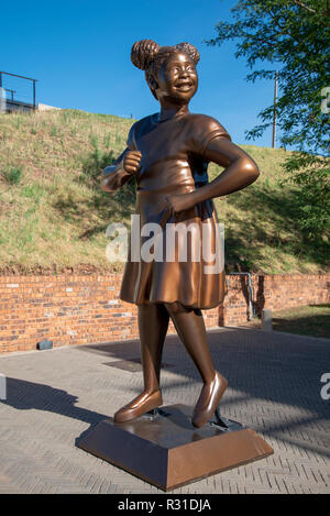 Johannesburg, Sud Africa, 21 Novembre, 2018. Nuova Statua di speranza, che è stato presentato la scorsa notte a una funzione di UNICEF celebra il mondo giornata per i bambini. La ragazza la figura simbolicamente riconosce la presenza di bambini in prigione femminile complesso carcerario, dove erano spesso imprigionato insieme con le loro madri durante l'Apartheid, secondo la Costituzione Hill museo sito. La Corte costituzionale è situato sulla collina di costituzione, dove i governi apartheid in passato tenuti prigionieri, tra cui Nelson Mandela. Credito: Eva-Lotta Jansson/Alamy Live News Foto Stock