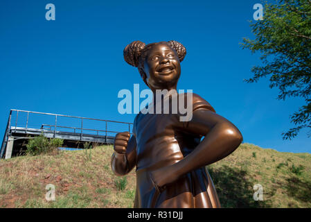 Johannesburg, Sud Africa, 21 Novembre, 2018. Nuova Statua di speranza, che è stato presentato la scorsa notte a una funzione di UNICEF celebra il mondo giornata per i bambini. La ragazza la figura simbolicamente riconosce la presenza di bambini in prigione femminile complesso carcerario, dove erano spesso imprigionato insieme con le loro madri durante l'Apartheid, secondo la Costituzione Hill museo sito. La Corte costituzionale è situato sulla collina di costituzione, dove i governi apartheid in passato tenuti prigionieri, tra cui Nelson Mandela. Credito: Eva-Lotta Jansson/Alamy Live News Foto Stock