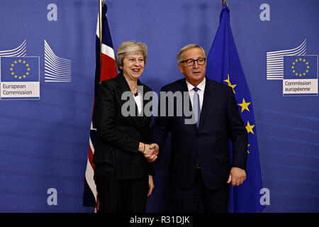 Bruxelles, Belgio. Xxi Nov 2018. Incontro tra il Primo Ministro del Regno Unito Theresa Maggio e il Presidente della Commissione Europea Jean Claude Juncker presso la Commissione UE ha sede. Bruxelles, Belgio. Xxi Nov 2018. Un lavoratore togliere la bandiera europea, noto anche come Unione Jack, sinistra, come sorge accanto a una bandiera dell'Unione europea presso la Commissione UE ha sede. Credito: ALEXANDROS MICHAILIDIS/Alamy Live News Foto Stock