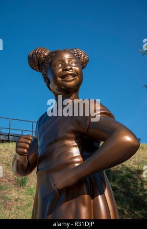 Johannesburg, Sud Africa, 21 Novembre, 2018. Nuova Statua di speranza, che è stato presentato la scorsa notte a una funzione di UNICEF celebra il mondo giornata per i bambini. La ragazza la figura simbolicamente riconosce la presenza di bambini in prigione femminile complesso carcerario, dove erano spesso imprigionato insieme con le loro madri durante l'Apartheid, secondo la Costituzione Hill museo sito. La Corte costituzionale è situato sulla collina di costituzione, dove i governi apartheid in passato tenuti prigionieri, tra cui Nelson Mandela. Credito: Eva-Lotta Jansson/Alamy Live News Foto Stock