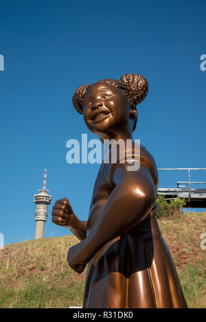 Johannesburg, Sud Africa, 21 Novembre, 2018. Nuova Statua di speranza, che è stato presentato la scorsa notte a una funzione di UNICEF celebra il mondo giornata per i bambini. La ragazza la figura simbolicamente riconosce la presenza di bambini in prigione femminile complesso carcerario, dove erano spesso imprigionato insieme con le loro madri durante l'Apartheid, secondo la Costituzione Hill museo sito. La Hillbrow Tower è visto in background. Credito: Eva-Lotta Jansson/ Foto Stock