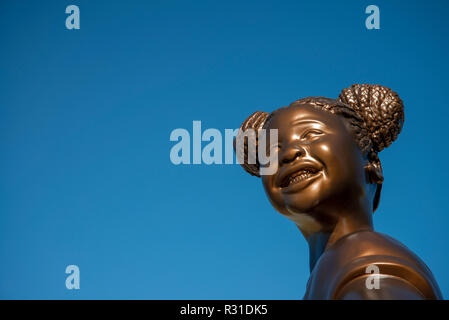 Johannesburg, Sud Africa, 21 Novembre, 2018. Nuova Statua di speranza, che è stato presentato la scorsa notte a una funzione di UNICEF celebra il mondo giornata per i bambini. La ragazza la figura simbolicamente riconosce la presenza di bambini in prigione femminile complesso carcerario, dove erano spesso imprigionato insieme con le loro madri durante l'Apartheid, secondo la Costituzione Hill museo sito. La Corte costituzionale è situato sulla collina di costituzione, dove i governi apartheid in passato tenuti prigionieri, tra cui Nelson Mandela. Credito: Eva-Lotta Jansson/Alamy Live News Foto Stock