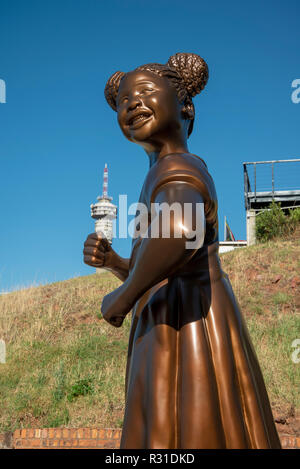 Johannesburg, Sud Africa, 21 Novembre, 2018. Nuova Statua di speranza, che è stato presentato la scorsa notte a una funzione di UNICEF celebra il mondo giornata per i bambini. La ragazza la figura simbolicamente riconosce la presenza di bambini in prigione femminile complesso carcerario, dove erano spesso imprigionato insieme con le loro madri durante l'Apartheid, secondo la Costituzione Hill museo sito. La Hillbrow Tower è visto in background. Credito: Eva-Lotta Jansson/ Foto Stock