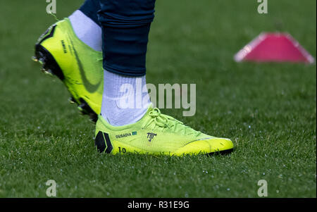 Milton Keynes, Regno Unito. Xx Nov 2018. Le nike mercurial scarpa da calcio di Neymar (Parigi Saint-Germain) del Brasile visualizzazione OUSADIA pre corrispondere durante la partita internazionale tra il Brasile e il Camerun a stadium:mk, Milton Keynes, in Inghilterra il 20 novembre 2018. Foto di Andy Rowland. Credito: Andrew Rowland/Alamy Live News Foto Stock