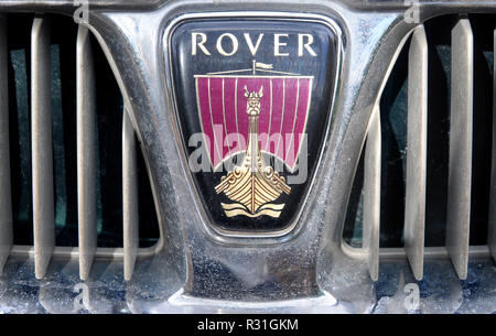 Dettaglio di Vintage rover auto griglia anteriore emblema di badge Foto Stock