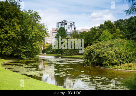 Leopoldo parco con laghetto e alberi di Bruxelles in Belgio. Foto Stock
