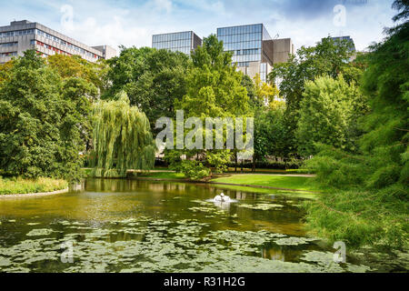 Parco Leopold con stagno, alberi ed edifici a Bruxelles, in Belgio. Foto Stock