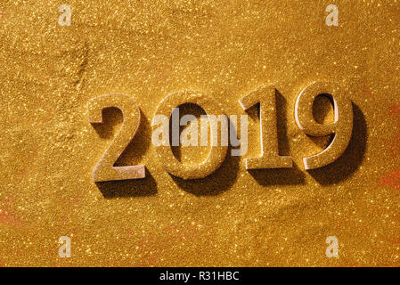 Felice anno nuovo layout. I numeri 2019 notepad e spazio libero per il testo. Decorazioni di Natale, giocattoli di Natale, stelle d'oro, doni. Foto Stock