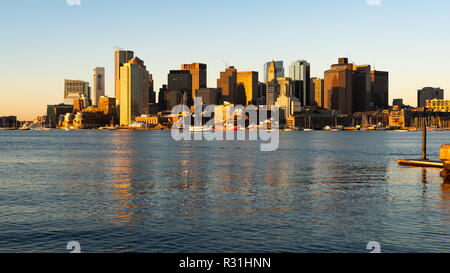 Riflette la luce del vetro in edifici urban downtown city center core skyline di Boston Massachusetts Foto Stock