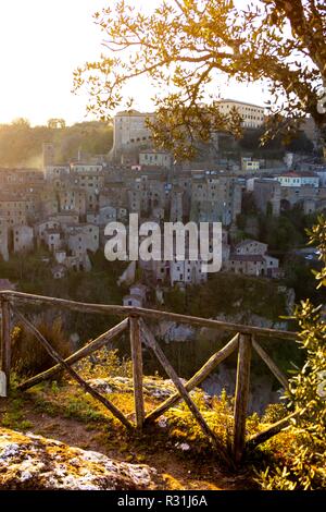 Vista la vecchia famosa città del tufo di Sorano all'alba, in provincia di Siena. Toscana, Italia Foto Stock