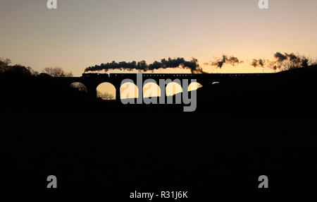 8F 48151 capi su Smardale viadotto sulla Settle & Carlisle railway. Foto Stock