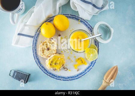 Cagliata di limone con scones Foto Stock