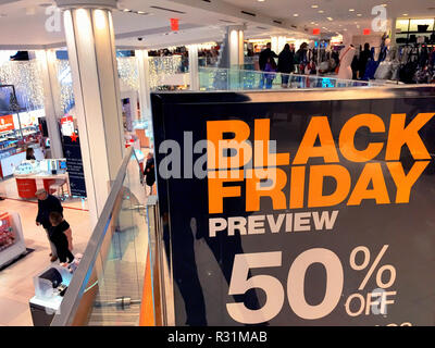 Macy's Flagship Department Store in Herald Square Pubblicità Venerdì Nero Anteprima Vendita, NYC Foto Stock