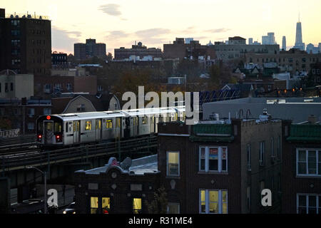 Il 7 treno collega Queens con Manhattan Foto Stock