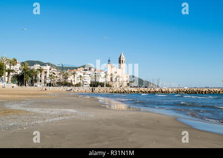 La bella città di Sitges con i gabbiani, inverno Spagna, paesaggio del litorale a Sitges, Parròquia de Sant Bartomeu mi Santa Tecla Foto Stock