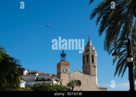 La bella città di Sitges con i gabbiani, inverno Spagna, paesaggio del litorale a Sitges, Parròquia de Sant Bartomeu mi Santa Tecla Foto Stock