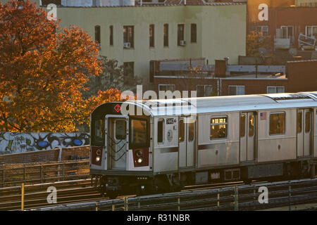 Il 7 treno collega Queens con Manhattan Foto Stock