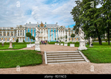 I viaggiatori godetevi i giardini e la facciata ornata del rococò il Palazzo di Caterina nella città di Carskoe Selo, appena al di fuori di San Pietroburgo, Russia Foto Stock