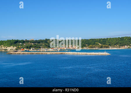 Una vista da una nave da crociera nel Mar Ionio della città costiera Katakolon Olympia Grecia e crociera Porto di Call in una soleggiata giornata estiva Foto Stock