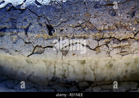 Un calcestruzzo incrinato texture con distanza e dettaglio. Foto Stock