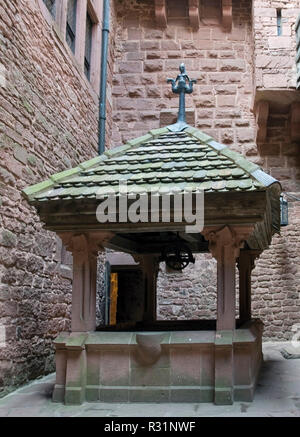 Storico pozzo nel haut-koenigsbourg castle Foto Stock