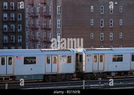 Il 7 treno collega Queens con Manhattan Foto Stock