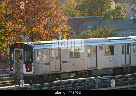 Il 7 treno collega Queens con Manhattan Foto Stock