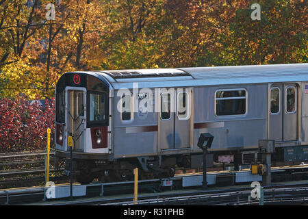 Il 7 treno collega Queens con Manhattan Foto Stock