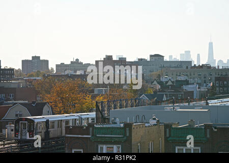 Il 7 treno collega Queens con Manhattan Foto Stock