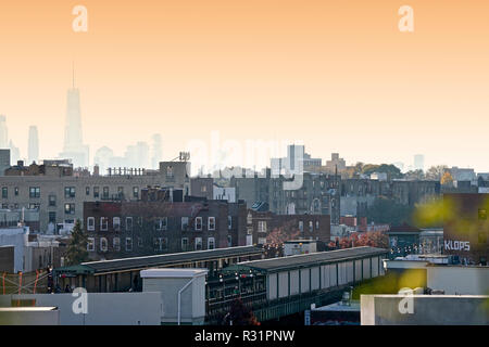 Il 7 treno collega Queens con Manhattan Foto Stock