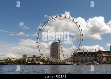 Londra, Inghilterra - 12 Maggio 2014: vista del London Eye. London Eye (135 m di altezza e diametro di 120 m) - una famosa attrazione turistica oltre il fiume Tamigi in Foto Stock