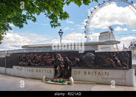 LONDON, Regno Unito - 12 Maggio, 2014: La Battaglia di Bretagna Memorial. 25m-lungo il monumento in bronzo che commemora i piloti che sono morti durante la seconda guerra mondiale la battaglia della Gran Bretagna Foto Stock