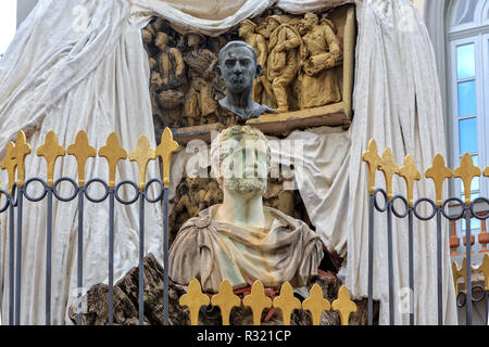 Figueres, Spagna - 17 Giugno 2014: monumento a Francesc Pujols ad ingresso a Dali's Theatre - Museo edificio, inaugurato il 28 settembre 1974 e l'alloggiamento Foto Stock