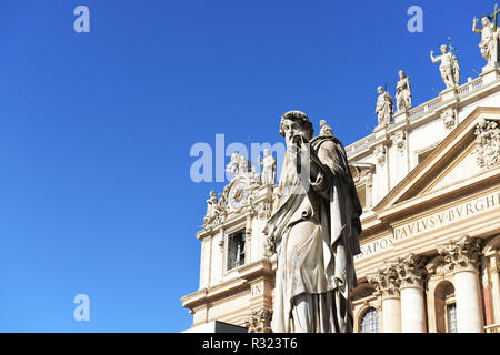 Statua di San Paolo con la spada in Vaticano di fronte alla Basilica di San Pietro in Roma, Italia Foto Stock