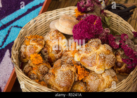Pan de Muerto, il giorno della morte, il pane all'interno di un handmade cestello messicano Foto Stock