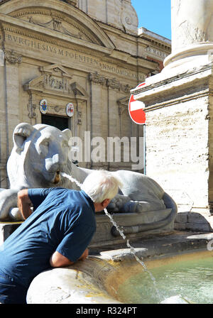 Uomo di bere dalla fontana del Mosè. Foto Stock