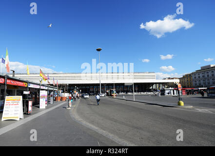 La stazione Roma Termini è il più grande hub di trasporto nella città. Foto Stock