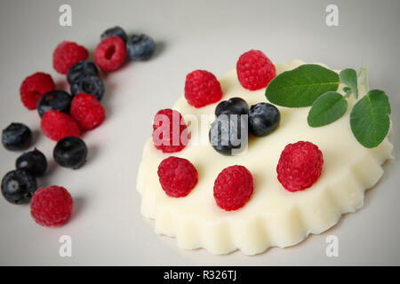 Il dessert con frutti di bosco Foto Stock