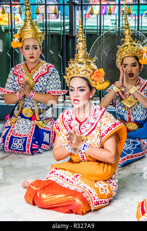 Ballerini presso il Santuario di Erawan. Il santuario è la città più famosa dove i locali di retribuzione per i ballerini al fine di rendere merito in riconoscimento di buona fortuna. Foto Stock