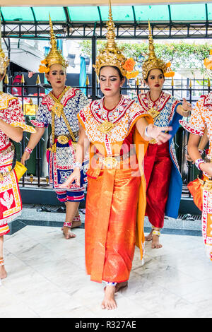 Ballerini presso il Santuario di Erawan. Il santuario è la città più famosa dove i locali di retribuzione per i ballerini al fine di rendere merito in riconoscimento di buona fortuna. Foto Stock