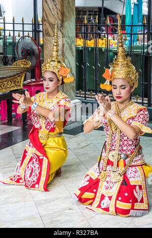 Ballerini presso il Santuario di Erawan. Il santuario è la città più famosa dove i locali di retribuzione per i ballerini al fine di rendere merito in riconoscimento di buona fortuna. Foto Stock