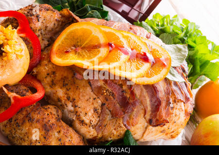 La Turchia al forno con ripieno di castagne e arancione Foto Stock