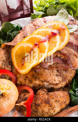 La Turchia al forno con ripieno di castagne e arancione Foto Stock