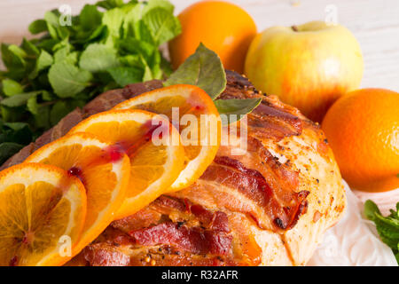 La Turchia al forno con ripieno di castagne e arancione Foto Stock