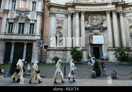 Le suore cattoliche a piedi su Via del Corso da parte del San Marcello chiesa. Foto Stock