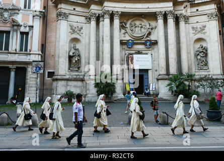 Le suore cattoliche a piedi su Via del Corso da parte del San Marcello chiesa. Foto Stock